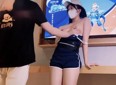Nhân viên xinh đẹp bán TV gặp chàng khách hàng may mắn