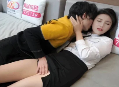 Cô thư ký xinh đẹp phục vụ sếp trong bí mật vì tiền