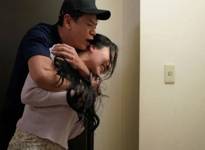 Nữ ca sĩ bị fan thô bạo xâm hại vì thân hình bốc lửa