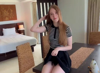 Anh chàng đi du lịch một mình ve vãn lễ tân rồi phang luôn