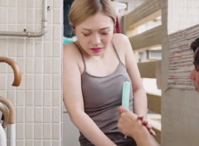 Hai anh em giúp em dâu làm mẹ