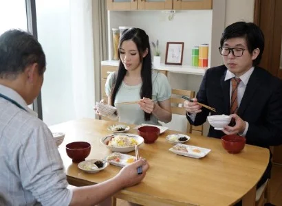 Quá nứng, cô con dâu banh vùng kín cho bố chồng ân ái